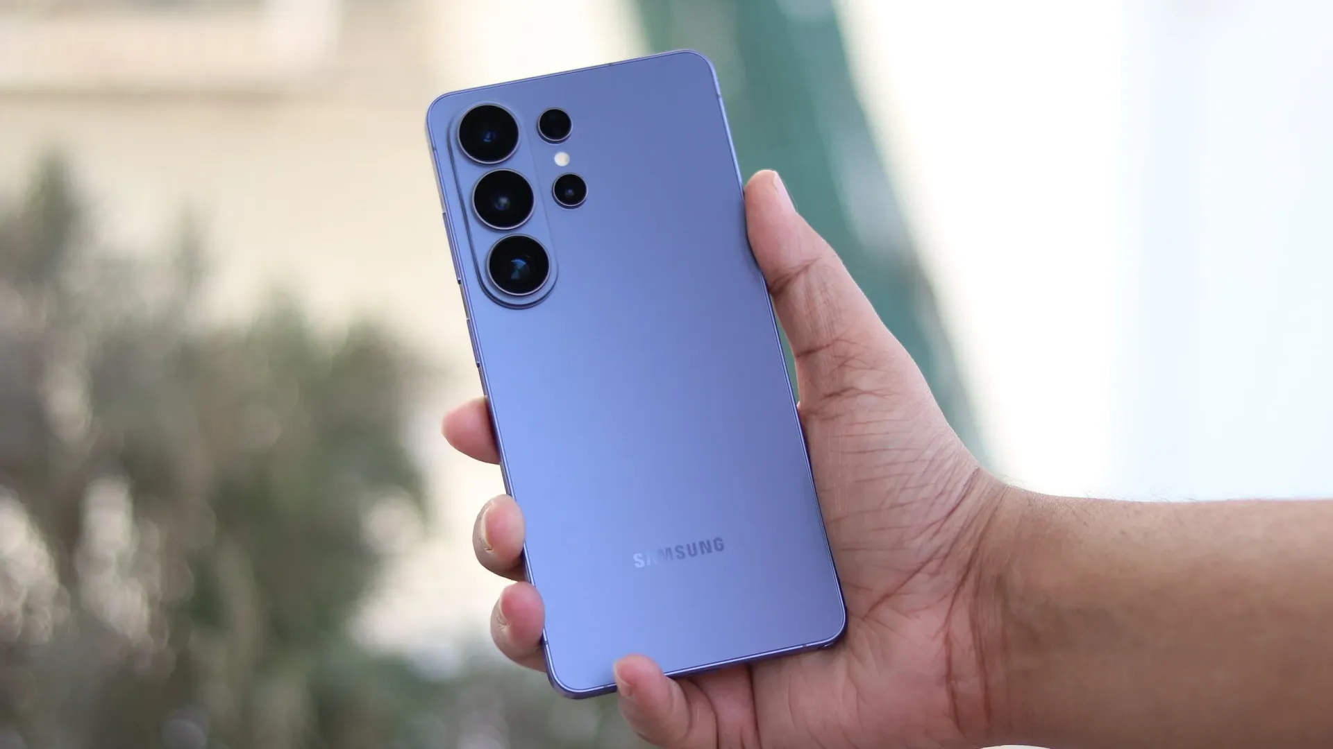 Samsung Galaxy S26 Ultra in violet