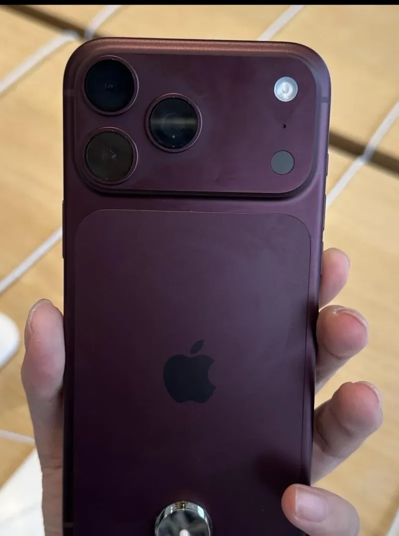 iPhone 18 Pro Max in Burgundy and Black