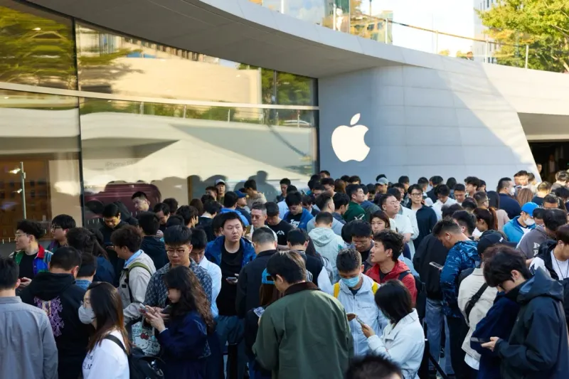 iPhone Duo launch at Apple Store Jing’an, Shanghai