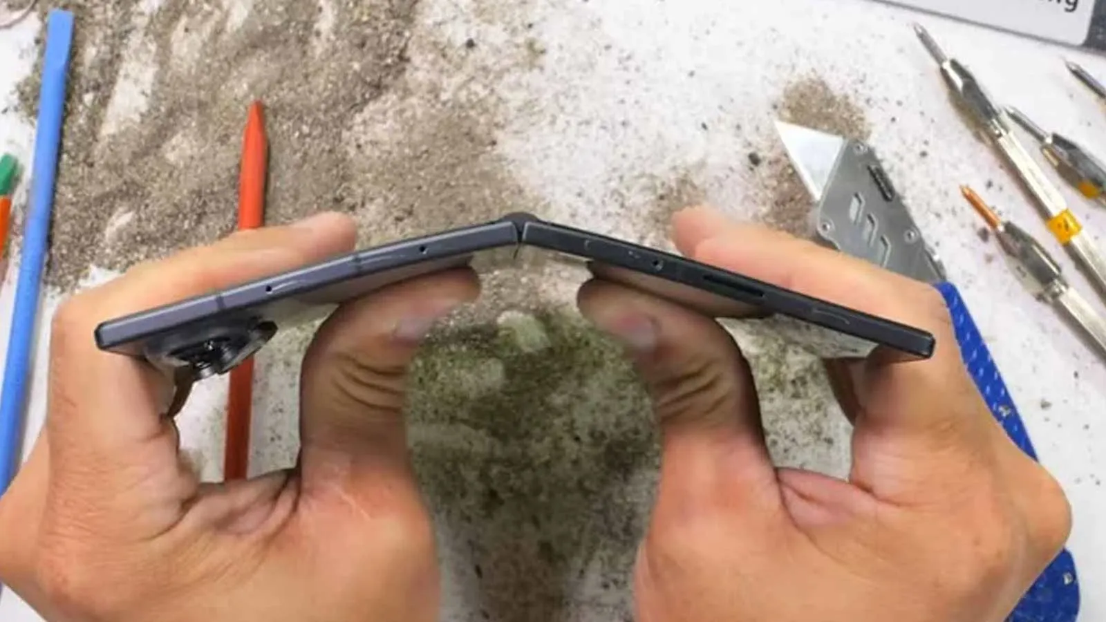 Galaxy Z Fold8 در تست دوام JerryRigEverything با شن و خمش امتحان شد