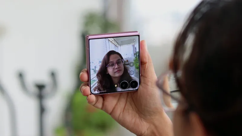 Mirror View on the Galaxy Z Flip 8 cover screen