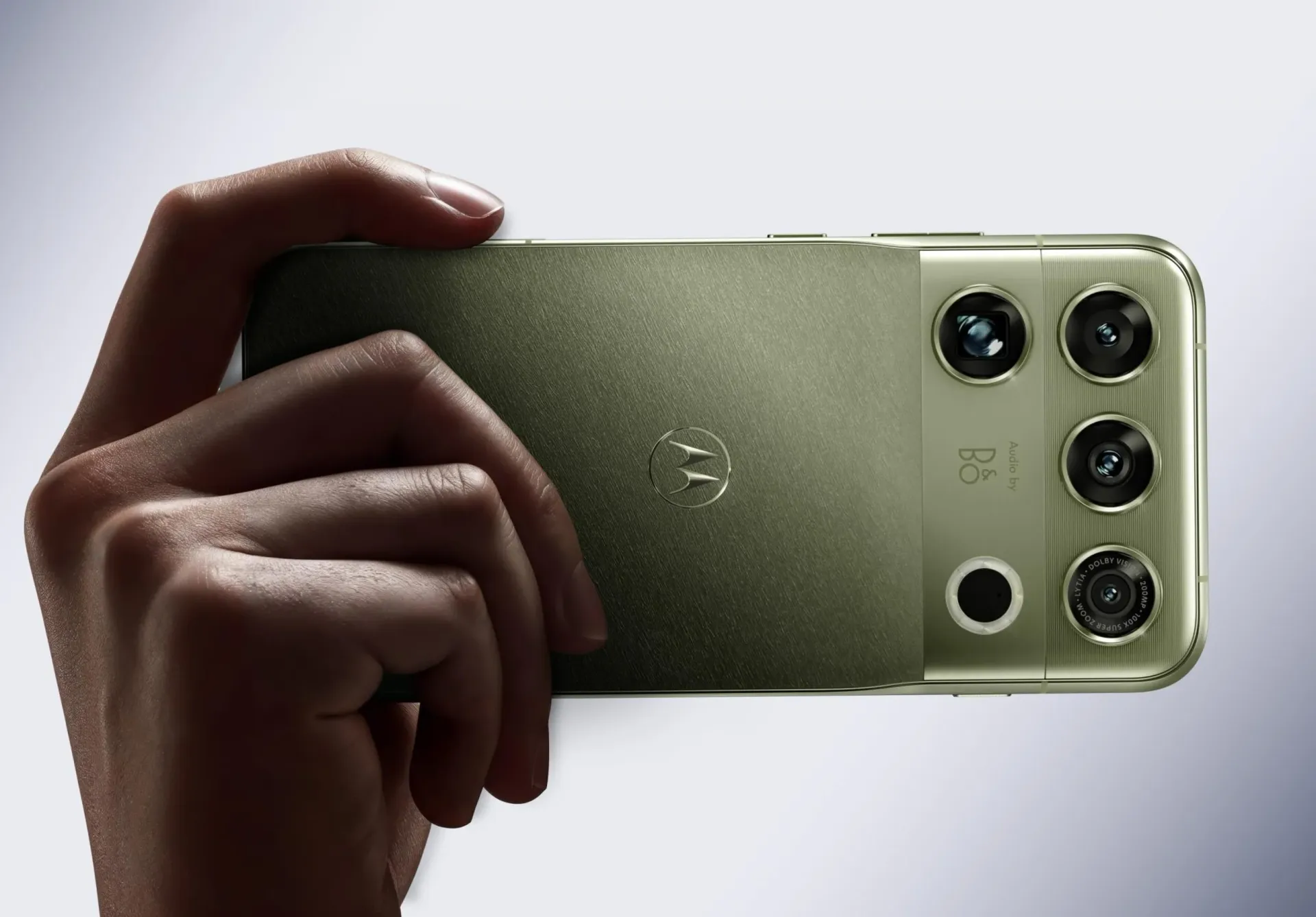 Motorola unveils Signature 27 with 200MP telephoto camera, Snapdragon 8 Elite Extreme Gen 6