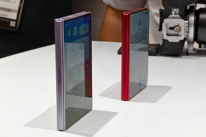 Samsung Galaxy Z Fold8 and Xiaomi 18 Fold side by side